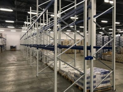 Поставка и монтаж складских стеллажных систем для размещения 603 паллет на складе компании «Каравела».4